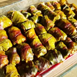 Traditionele oosterse sarma met bietenbladeren