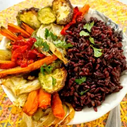 Zwarte rijst met geroosterde groenten