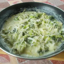 Skillet met broccoli, kookroom en kaas