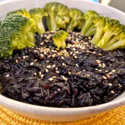 Zwarte rijst in Aziatische stijl met broccoli