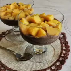 Veganistische chiapudding met mango en banaan