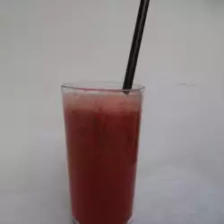 Zelfgemaakte limonade met aardbeien
