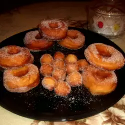 Zelfgemaakte donuts met gist