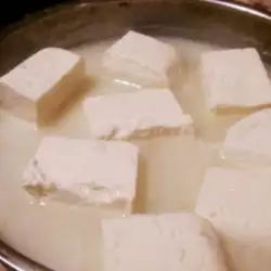 Zelfgemaakte feta kaas met gist