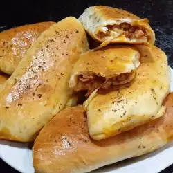 Калцоне с домашно тесто и плънка с кайма (ЗА ПРЕВОД)