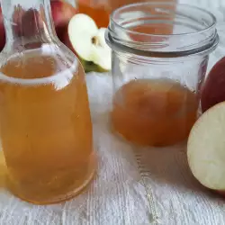 Zelfgemaakte appelazijn zonder conserveringsmiddelen