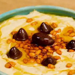 Hummus met pikante pijnboompitten