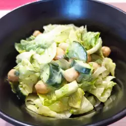 Salade met ijsbergsla en een dressing van kikkererwten en avocade