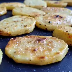 Aardappelschijfjes van de grillplaat