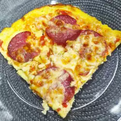 Keto pizza met spek en gele kaas