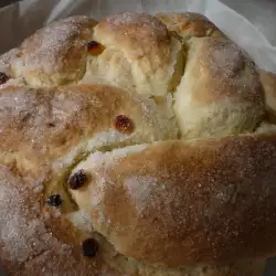 Klassieke kozunak met rozijnen - Bulgaars paasbrood