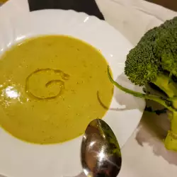 Cremesoep van broccoli en zure room