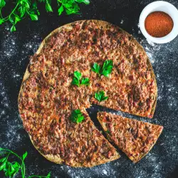 Turkse pizza van lavash (Lahmacun)