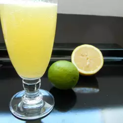 Limonade met sinaasappel, limoen en munt