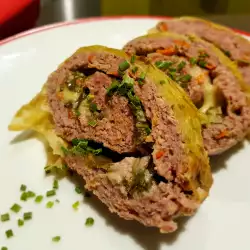 Feestelijk vleesbroodje verpakt in zuurkoolbladeren