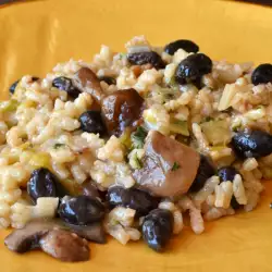 Rijst met prei, champignons en olijven
