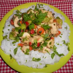 Rijstnoedels met kip en groenten