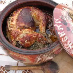 Gevuld geroosterd konijn in een aardewerk pot