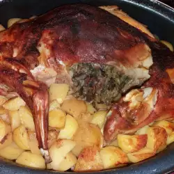Gevuld konijn op een bedje van aardappelen