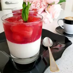 Italiaanse panna cotta met aardbeien in een glas