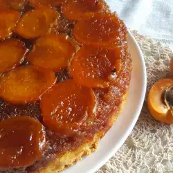 Omgekeerde cake met abrikozen