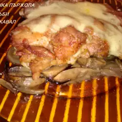 Kipsteaks met champignons en gesmolten kaas