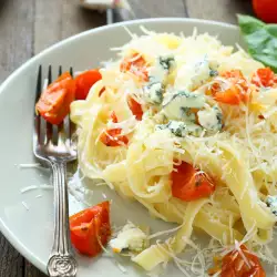 Pasta met knoflook, tomaten en basilicum