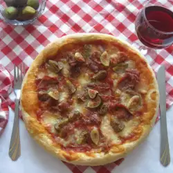 Pizza met prosciutto, vijgen en mozzarella