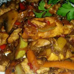 Chinese wok met kip en groenten