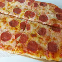 Pizza met pittige salami en kaas