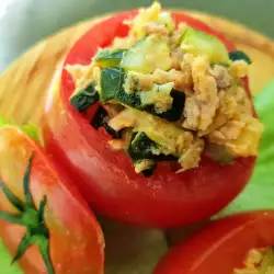 Gevulde tomaten met courgette en tonijn