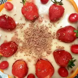 Koekjestaart met aardbeien en zelfgemaakte creme