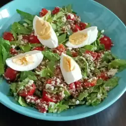 Gezonde salade met quinoa en spinazie