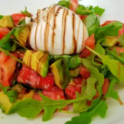 Italiaanse salade met burrata