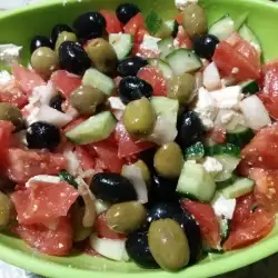 Salade met twee soorten olijven