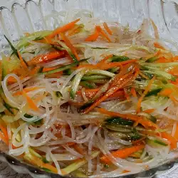 Salade met rijstnoedels, komkommer en wortel