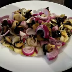 Salade met zeeslak en rode ui