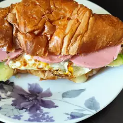 Croissant sandwich met kaas en salami