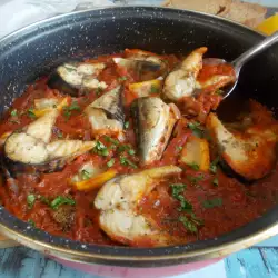 Makreel met tomatensaus en uien uit de oven