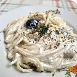 Spaghetti met een kaas en champignonsaus