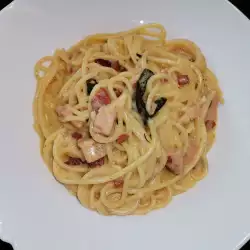 Rijk gevulde spaghetti met champignons en pastrami