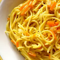 Spaghetti met kurkuma, basilicum en wortelen