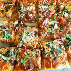 Veganistische pizza met spinazie, champignons en courgette