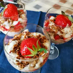 Caloriearm dessert in kopjes met aardbeien en banaan