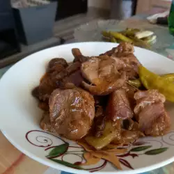 Stukjes varkensvlees met bospaddenstoelen en prei