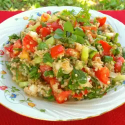 Tabouleh salade met bulgur, komkommer en postelein