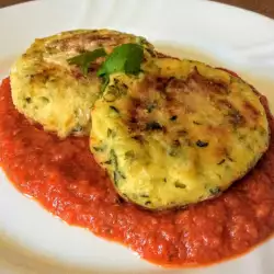 Courgette en kaaspasteitjes in tomatensaus