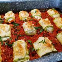 Courgetterolletjes in tomatensaus