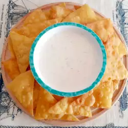 Zelfgemaakte tortillachips met dipsaus