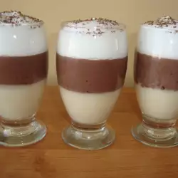 Glas met drie lagen chocolade